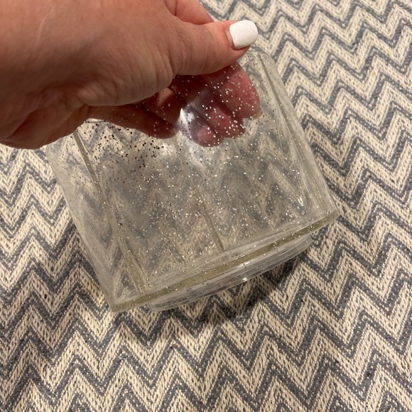 Clear Acrylic Round Organizer with 4 Compartments – Glitter Detail – 6"x4" - Picture 5 of 7